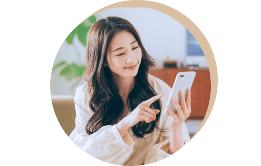 女性がスマホを操作している写真